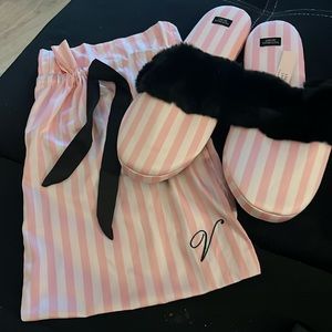 NWT Victoria Secret bedroom slippers with bag. Nice Valentines gift